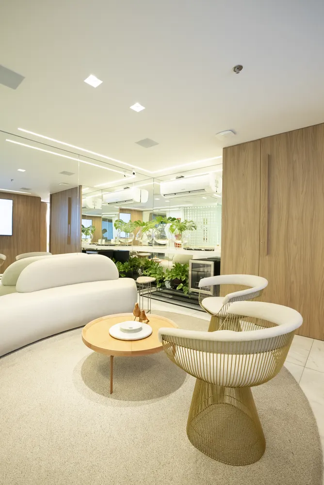 Sala de atendimento da clínica, clara e iluminada